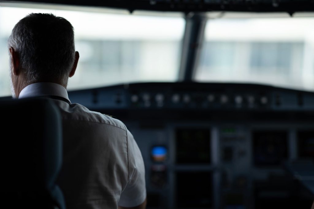 Piloto concentrado na cabine durante o voo